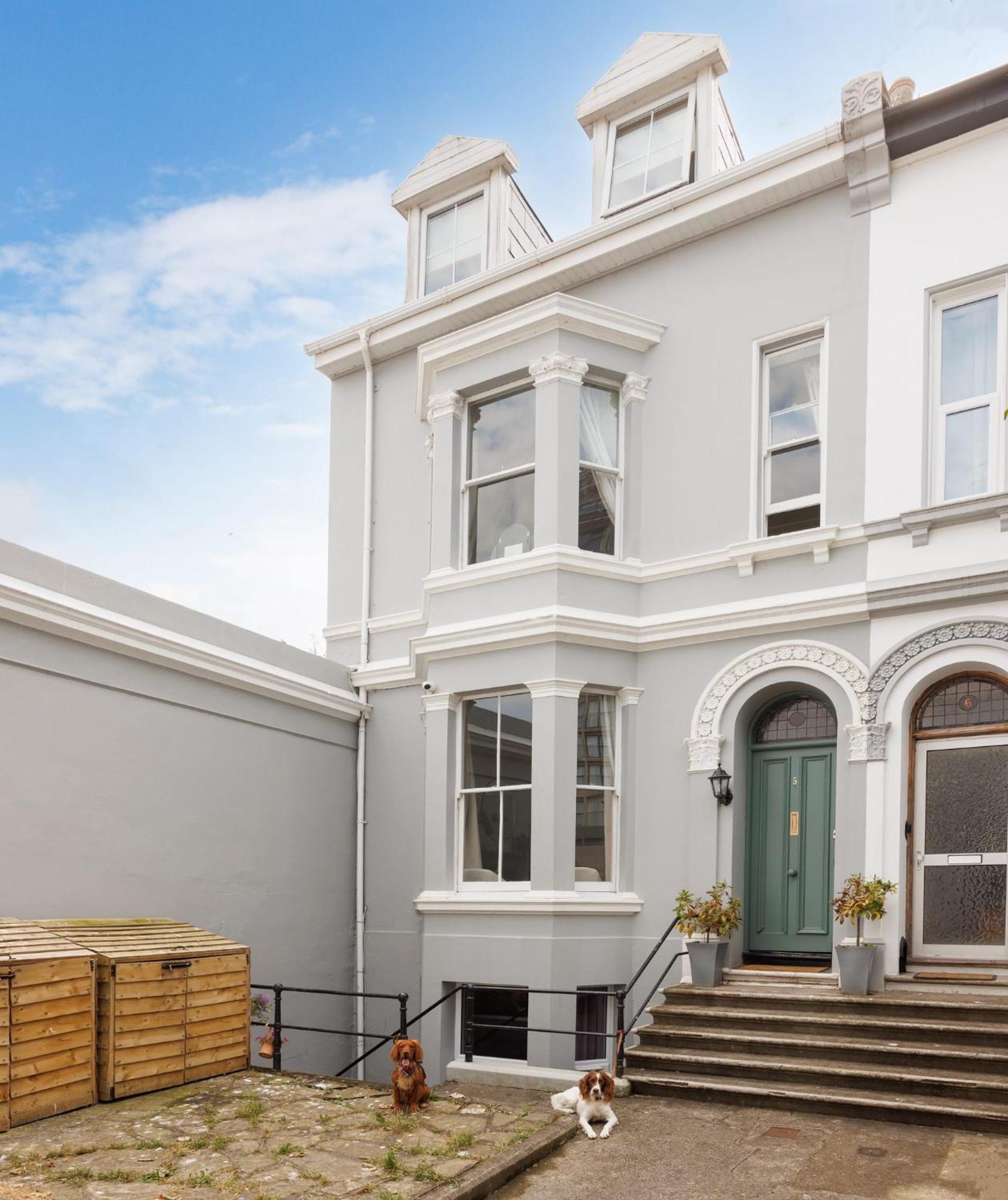 New Luxury For 2024 - Central Plymouth House - Sleeps 10 - Access To Plymouth Town - Close To The Barbican - Pets Welcome - Parking Available - By Luxe Living By Sophia Exteriör bild