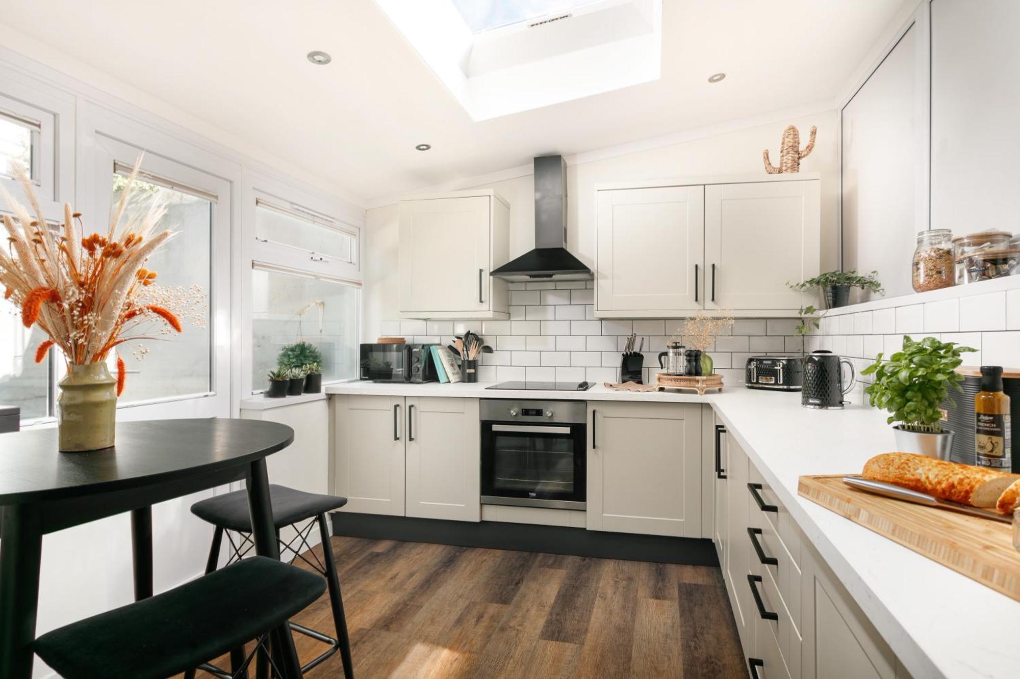 New Luxury For 2024 - Central Plymouth House - Sleeps 10 - Access To Plymouth Town - Close To The Barbican - Pets Welcome - Parking Available - By Luxe Living By Sophia Exteriör bild